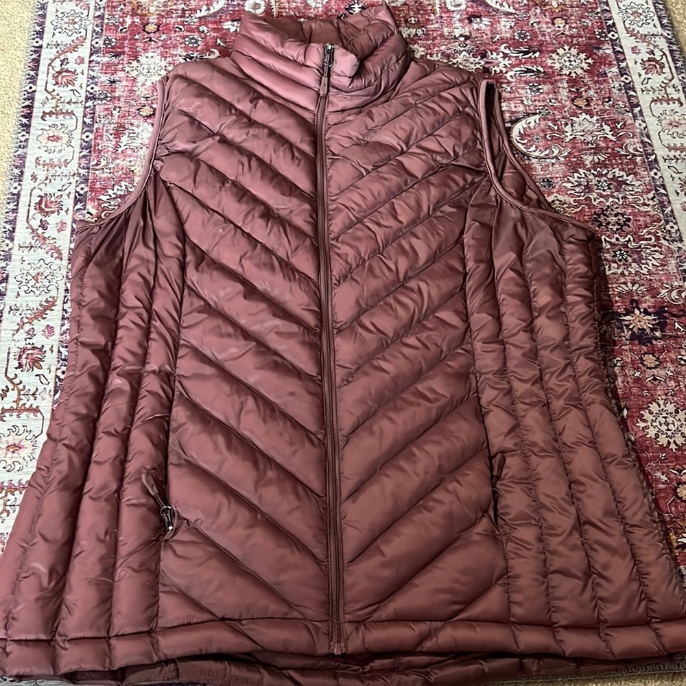 Women’s size large mauve packable puffer vest